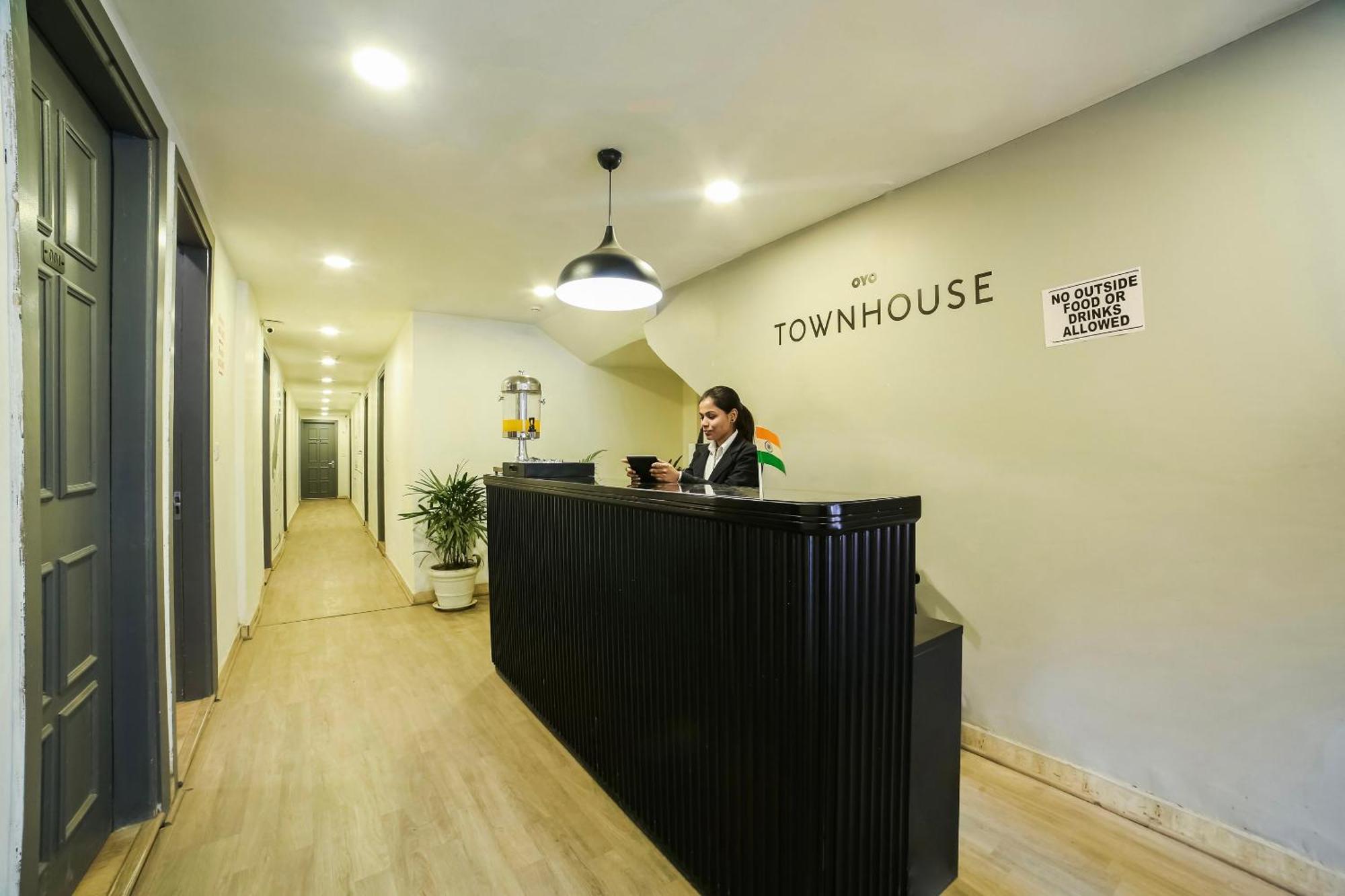 Super Hotel O Nawada Metro Делхи Екстериор снимка