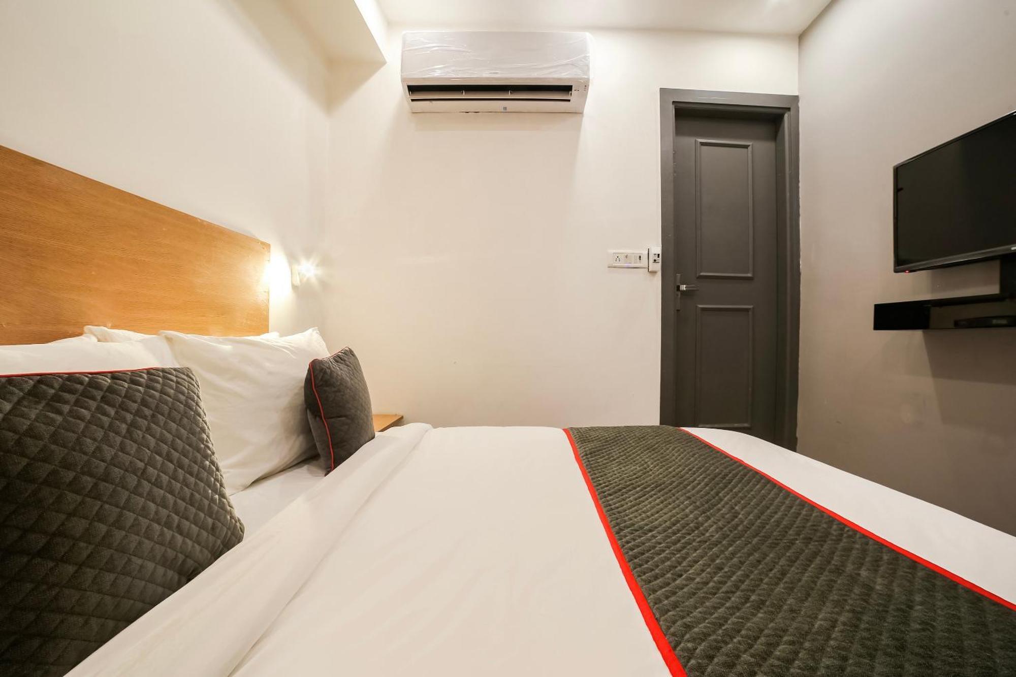 Super Hotel O Nawada Metro Делхи Екстериор снимка