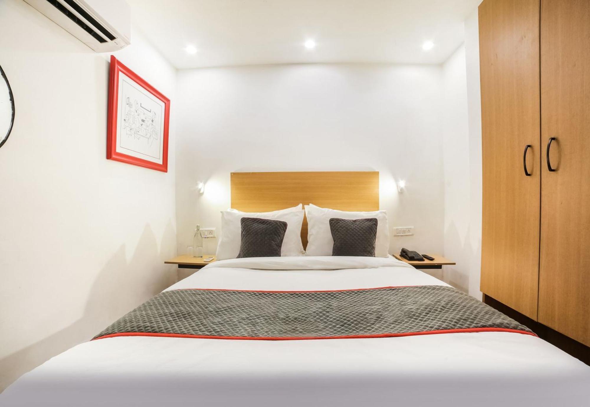 Super Hotel O Nawada Metro Делхи Екстериор снимка